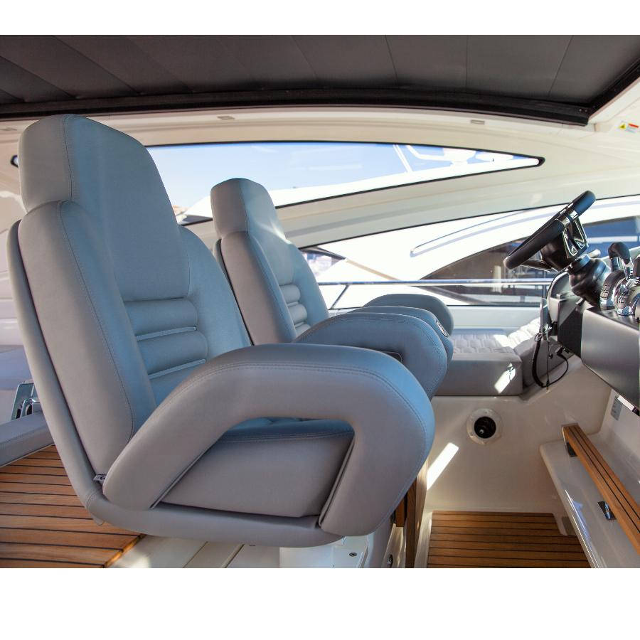 sedile imbottito con braccioli per barche e yacht vista laterale